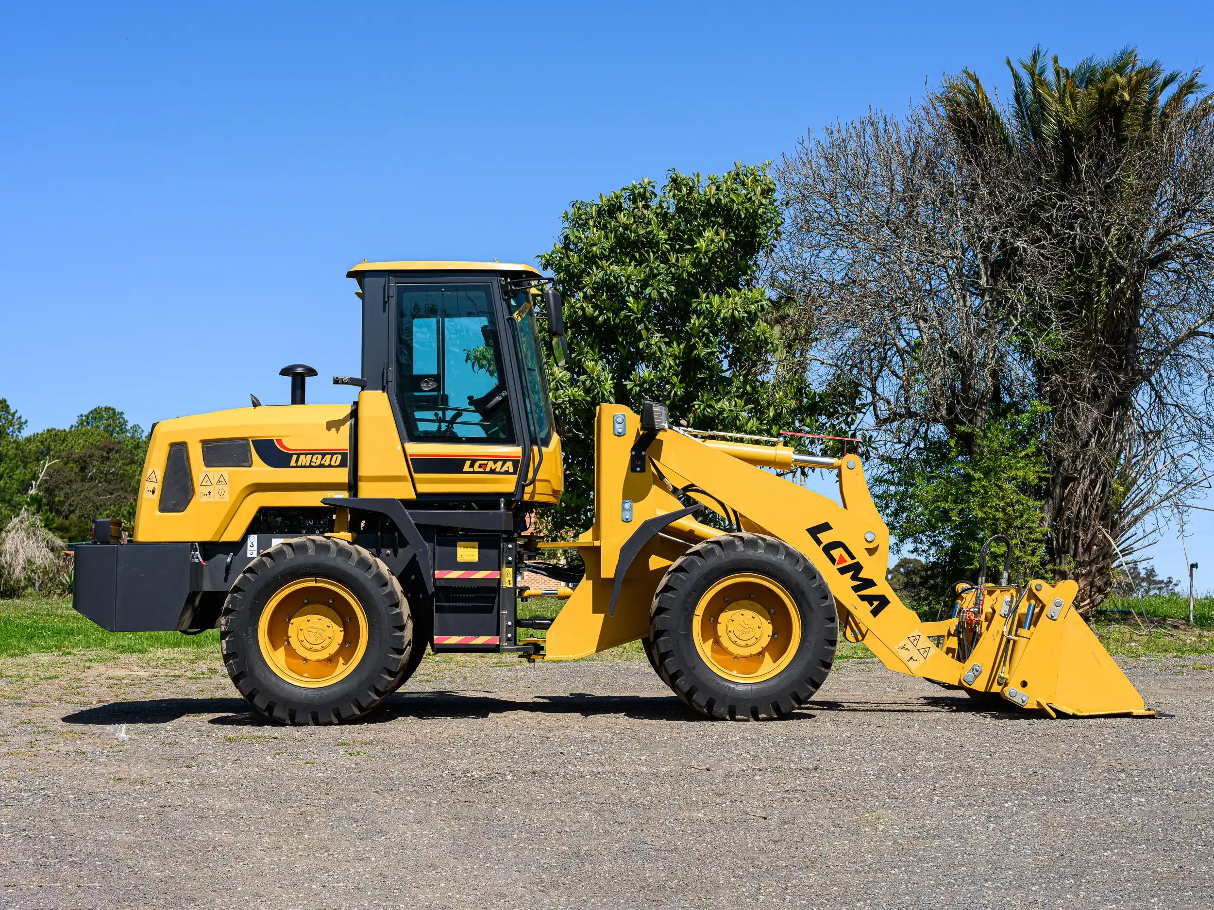 LM940-wheel-loader-2